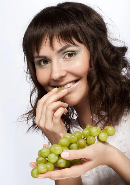 Muotokuva nuori nainen vihreät viinirypäleet — kuvapankkivalokuva