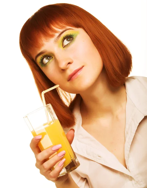 Kobieta pije sok pomarańczowy z bliska — Zdjęcie stockowe