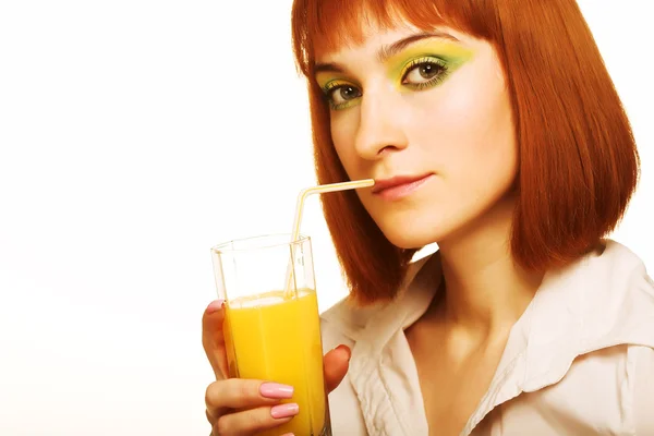 Mulher bebendo suco de laranja de perto — Fotografia de Stock