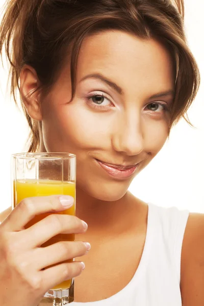 Mulher bebendo suco de laranja de perto — Fotografia de Stock