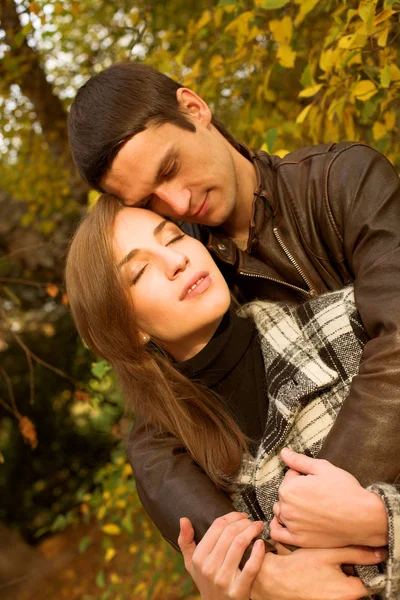 Krásný pár v podzimním parku — Stock fotografie