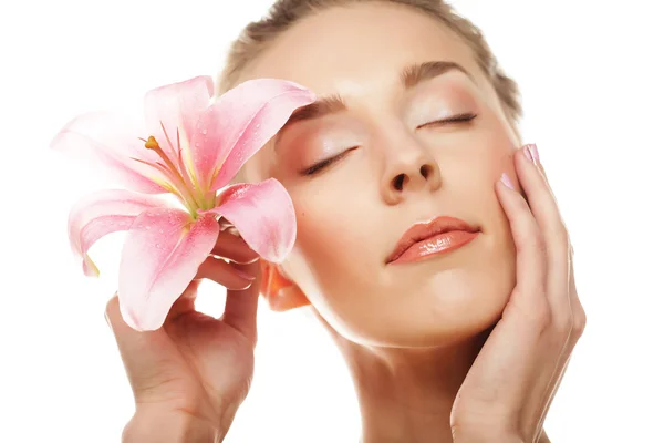 Mujer joven con orquídea rosa — Foto de Stock