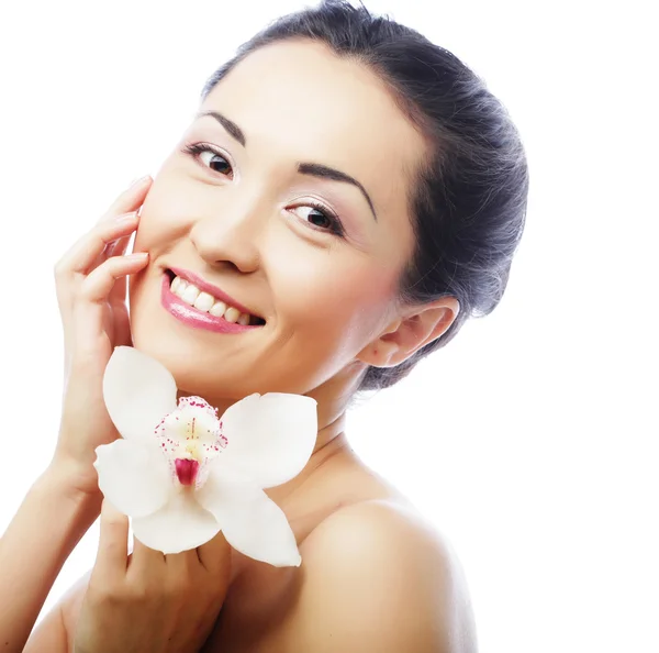 Hermosa cara de mujer con flor de orquídea — Foto de Stock