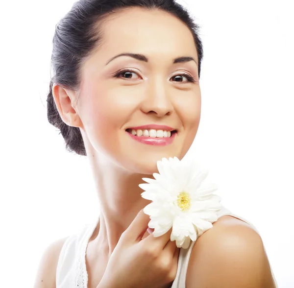 Молодая азиатская женщина держит белый цветок гербер — стоковое фото