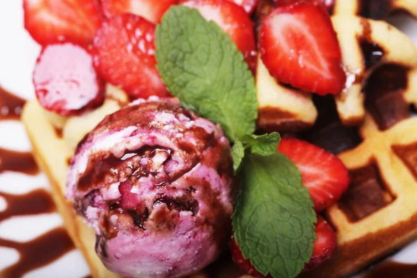 Çilekli ve dondurmalı lezzetli waffle 'lar. — Stok fotoğraf