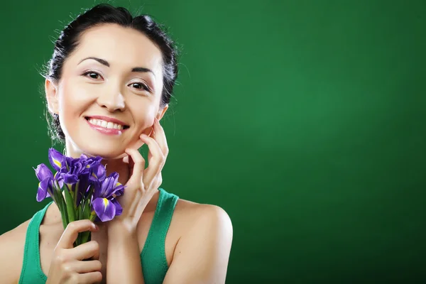 Happy asijské ženy držící kytice kosatců — Stock fotografie