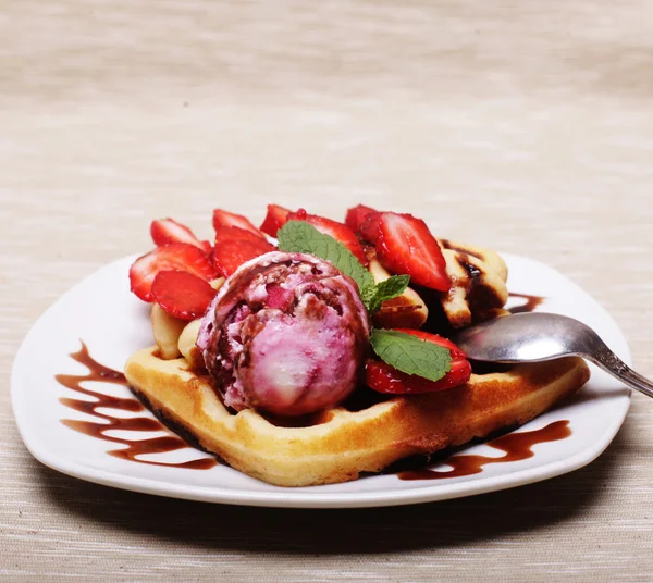 Deliciosos waffles com morango e sorvete — Fotografia de Stock