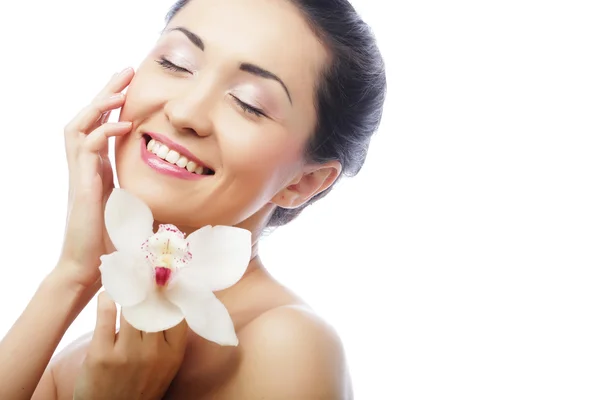 Bella faccia donna con fiore di orchidea — Foto Stock