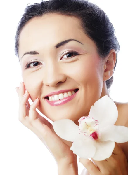 Hermosa cara de mujer con flor de orquídea — Foto de Stock