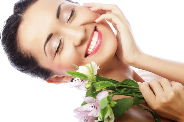 Mooie aziatische vrouw met roze bloemen — Stockfoto