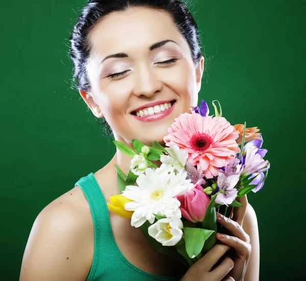Young asian woman with bouquet flowers — Stock Photo, Image