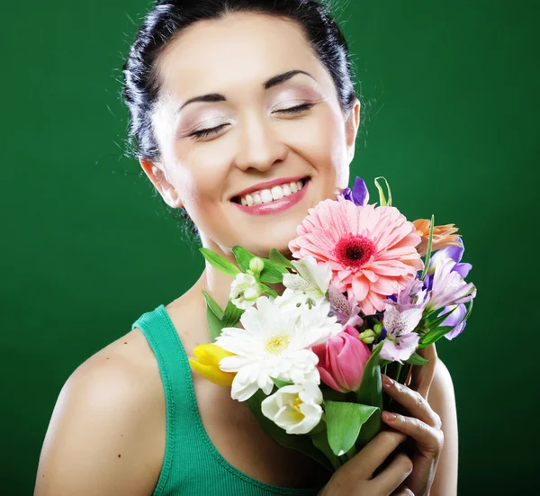 Joven mujer asiática con flores de ramo — Foto de Stock