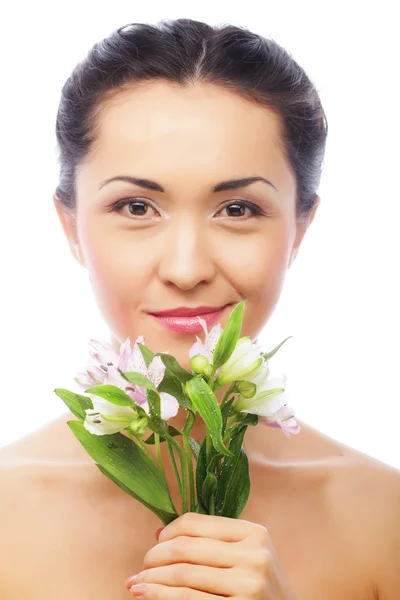 Mulher asiática bonita com flores rosa — Fotografia de Stock