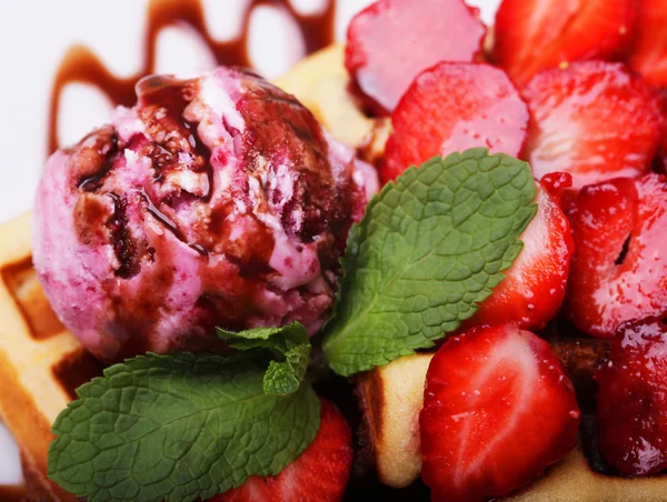 Delicious waffles with strawberry and ice cream — Stock Photo, Image