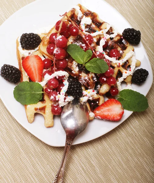 Lezzetli waffle ve taze çilek — Stok fotoğraf