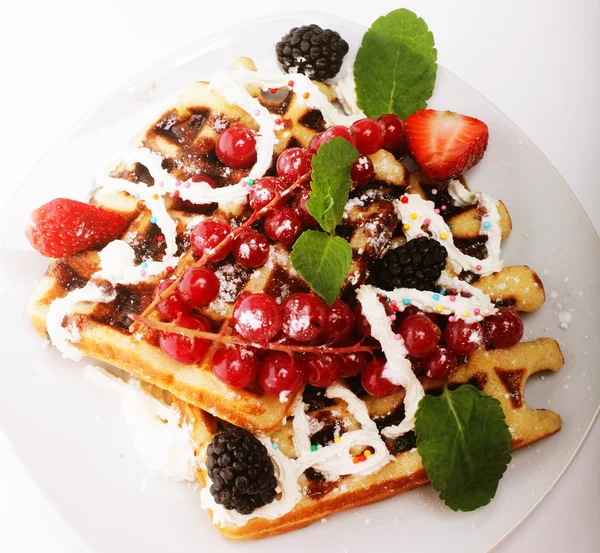 Delicious waffles and fresh berries — Stock Photo, Image