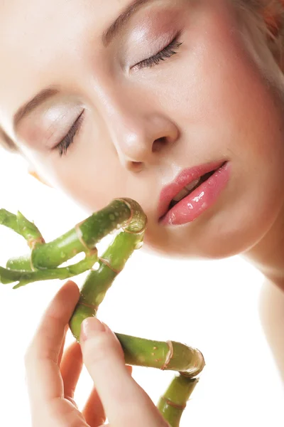 Hermosa mujer con bambú — Foto de Stock