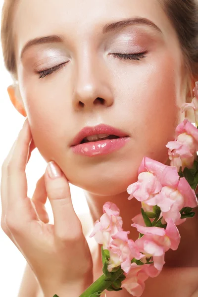 Vacker kvinna med rosa blomma — Stockfoto