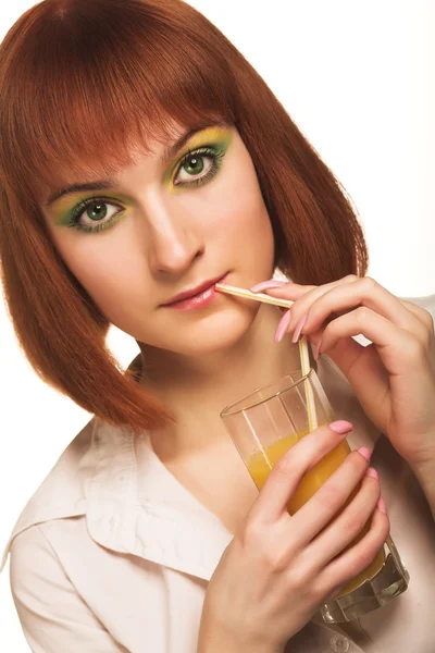 오렌지 주스를 마시는 여자 — 스톡 사진