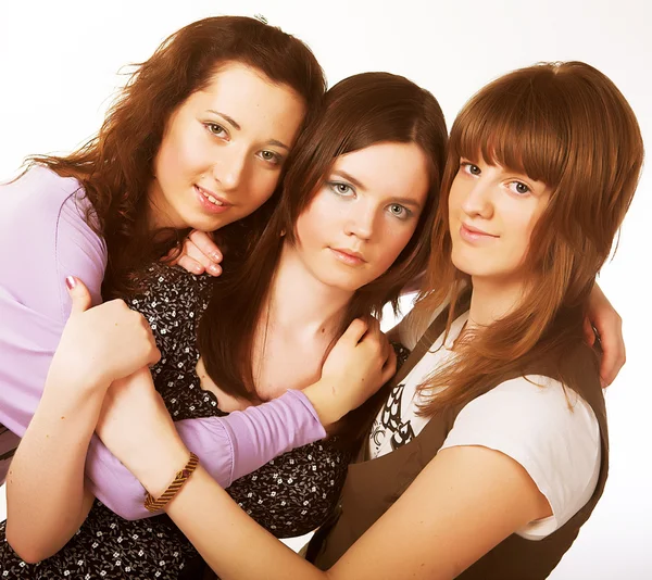 Портрет трех улыбающихся привлекательных девушек — стоковое фото