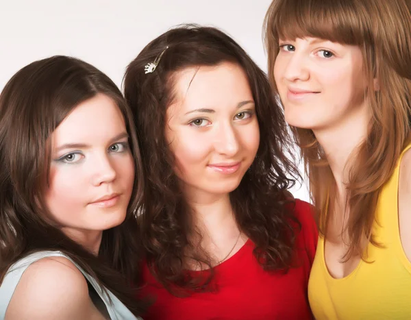 Porträtt av tre leende flickvänner — Stockfoto