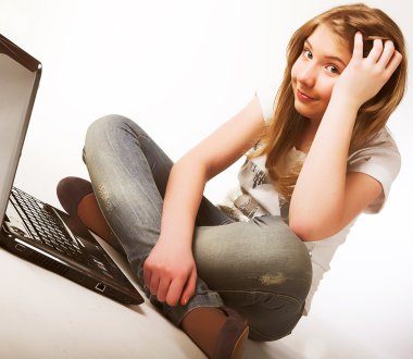 bir dizüstü bilgisayarda Casual genç kız