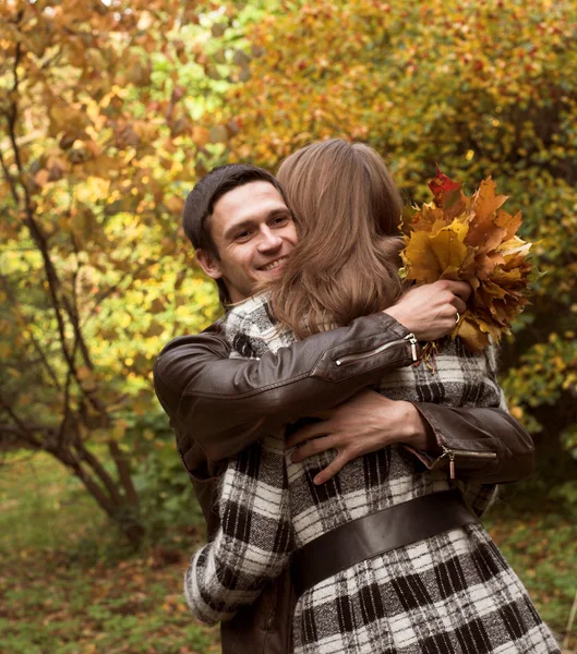 美丽的一对情侣在秋天的公园 — 图库照片