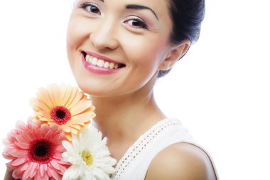 Buket Gerber çiçekli genç Asyalı kadın.