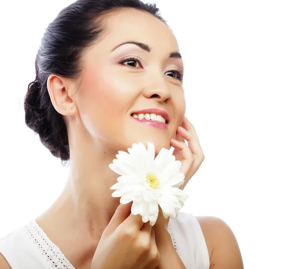 年轻的亚洲女子捧着白色嘉宝花 — 图库照片