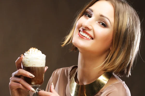 Mujer joven sosteniendo café taza de café con leche — Foto de Stock