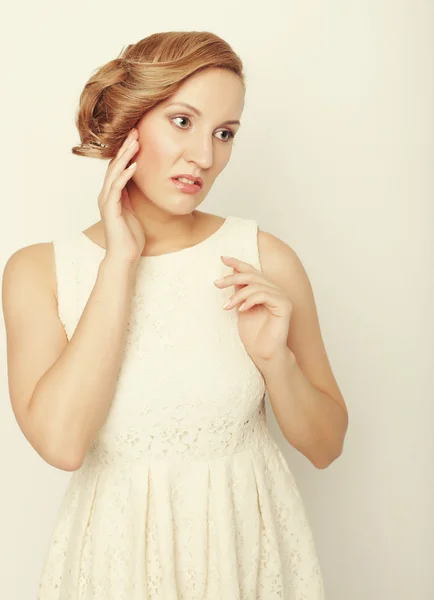 Beyaz elbise poz içinde genç sarışın — Stok fotoğraf
