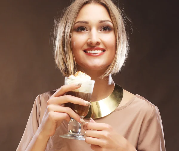 Mujer joven sosteniendo café taza de café con leche — Foto de Stock