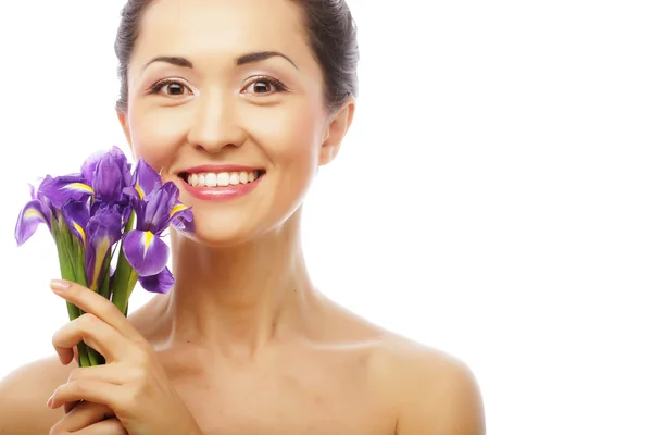 Genç Asyalı modeli ile iris çiçekler. — Stok fotoğraf