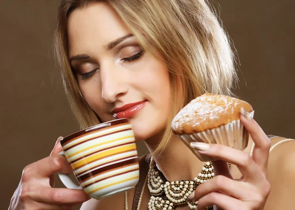 Mujer joven con café y galletas. — Foto de Stock