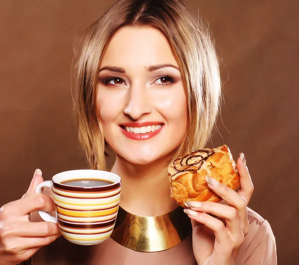 Young woman with coffee and cookies. — Stock Photo, Image