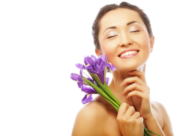 Joven modelo asiático con flores de iris . — Foto de Stock