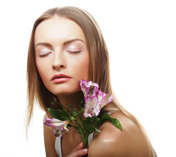 Jovem mulher feliz com flores rosa — Fotografia de Stock