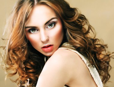 Kıvırcık saçlı genç kadın.