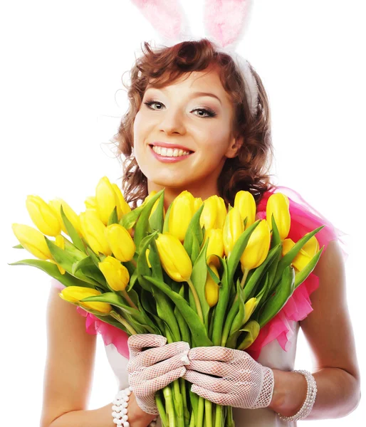 Jovem mulher sorridente com tulipas amarelas — Fotografia de Stock