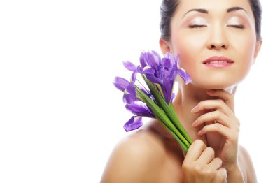 Genç Asyalı modeli ile iris çiçekler.