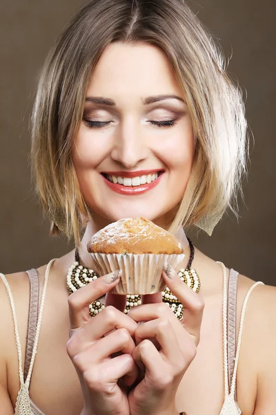 Lachende jonge vrouw met een taart — Stockfoto