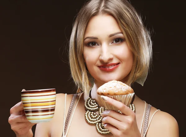 Giovane donna con caffè e biscotti. — Foto Stock