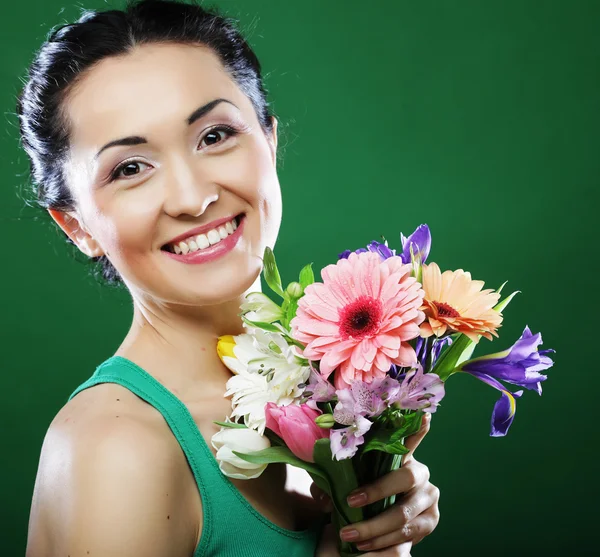 Mladá asijská žena s kytice květiny — Stock fotografie