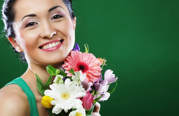 Ung asiatisk kvinna med bukett blommor — Stockfoto