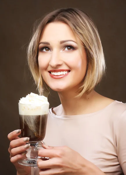 Jeune femme tenant café latte tasse — Photo