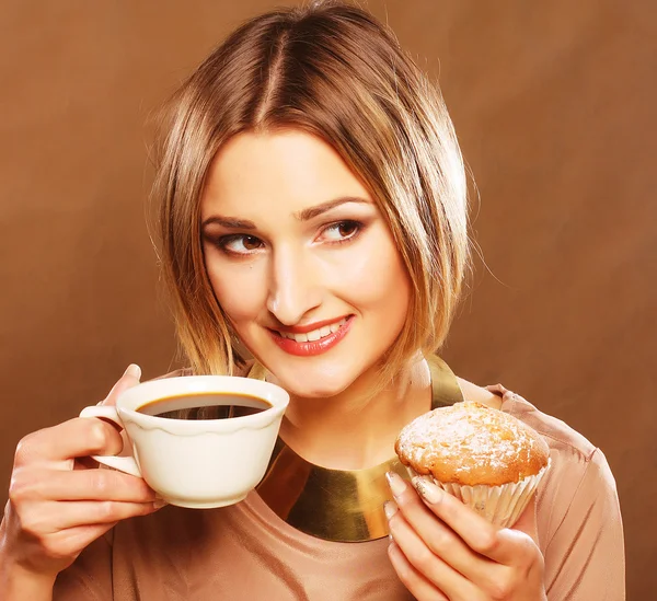 Mladá žena s kávou a sušenkami. — Stock fotografie