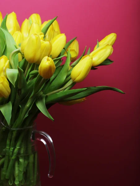 Žlutý Tulipán květy v skleněná váza — Stock fotografie