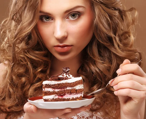 Hermosa joven con un pastel — Foto de Stock