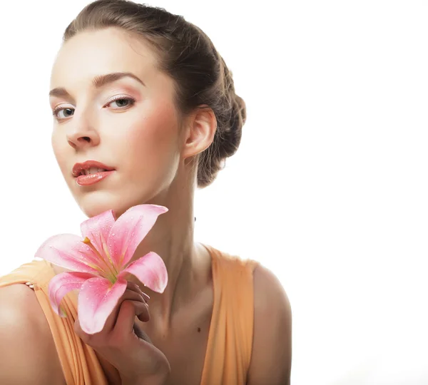 Ragazza che tiene giglio fiore tra le mani — Foto Stock