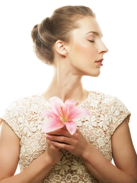 Flicka håller lily flower i hennes händer — Stockfoto
